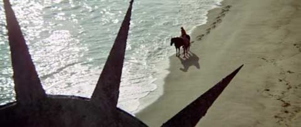 Un screenshot de la planète des singes lorsqu'il découvre la statut de la liberté sur la plage.