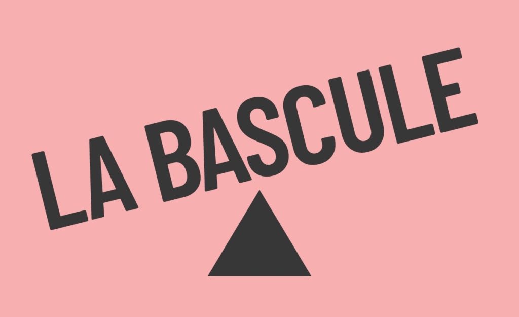 logo du podcast La Bascule, typo noire sur fond rose, le nom en équilibre sur un triangle noir